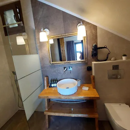 Summer Senses In 아파트 보우르보우로우