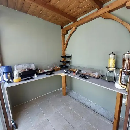 Summer Senses In 아파트 보우르보우로우